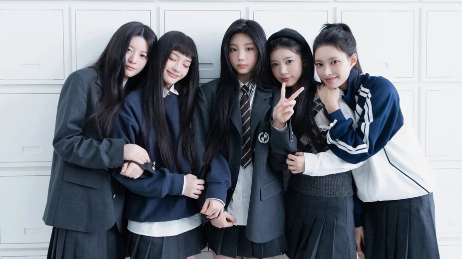 ILLIT_MV behind_all.jpg